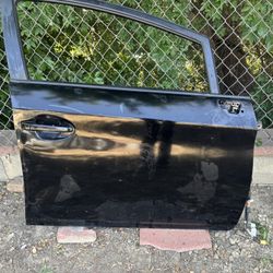 RIGHT FRONT DOOR ( PASSENGER SIDE) 2015 TOYOTA PRIUS REGULAR 1.8(NEED WORK).