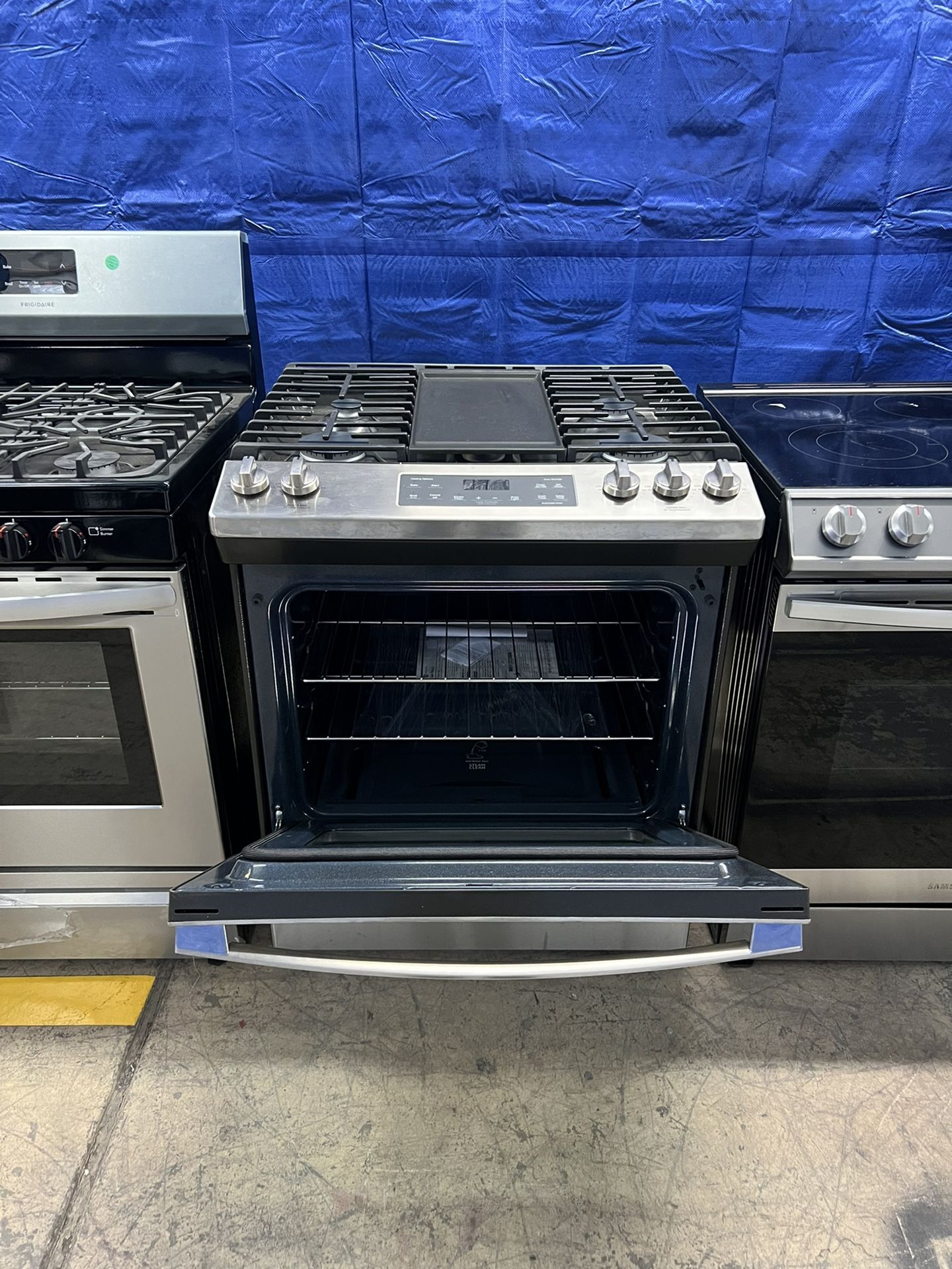 Brand New GE Gas Range Oven 30in 5 Burners 5.3cu ft Slidein