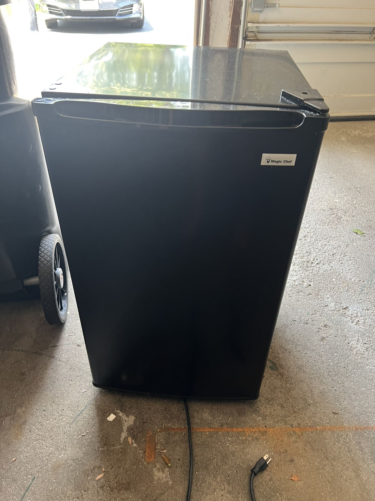 Small Fridge / College Dorm Refrigerator 