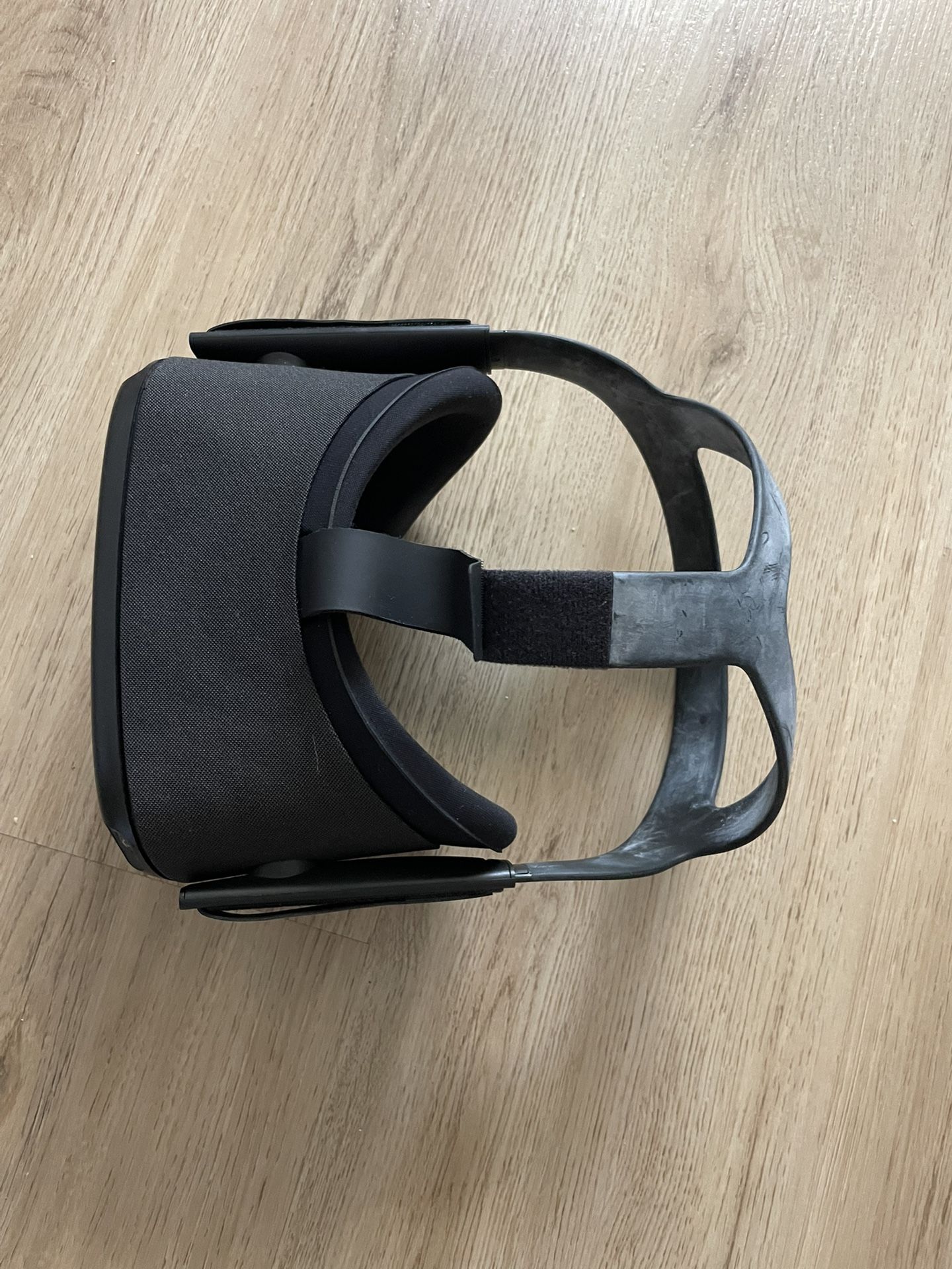 OCU LUS Quest MH B Black VR Headset 64GB w/ Controllers