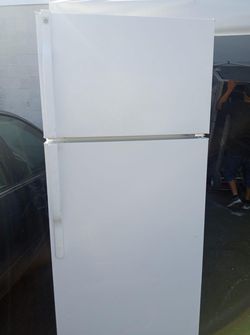GE  Top Mount White Refrigerator Fridge
