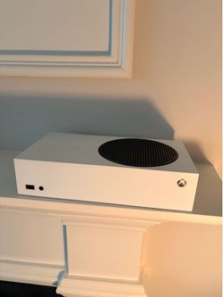 Xbox Series S/ 2 controllers