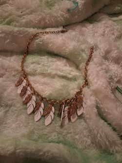 Leaf necklace with white leaves