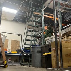 Step Up Ladder industrial Grade W/ Rails