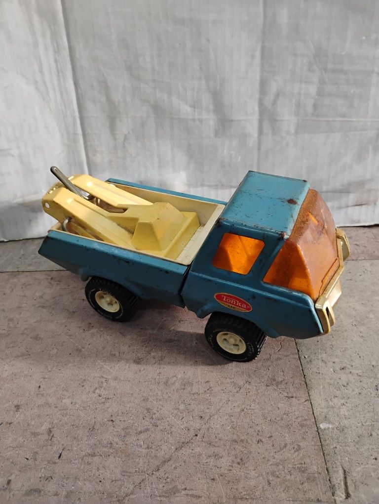 Vintage Tonka tow truck, specifically a pressed steel wrecker model.