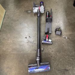 LIKE NEW Dyson V8 Cordless Stick Vacuum Cleaner Very Clean and Excellent Condition