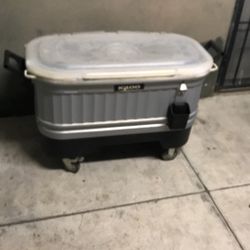 Igloo Cooler Party Bar With 4 Wheels