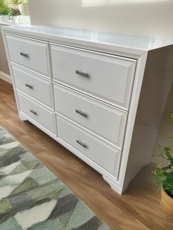 GORGEOUS WHITE DRESSER
