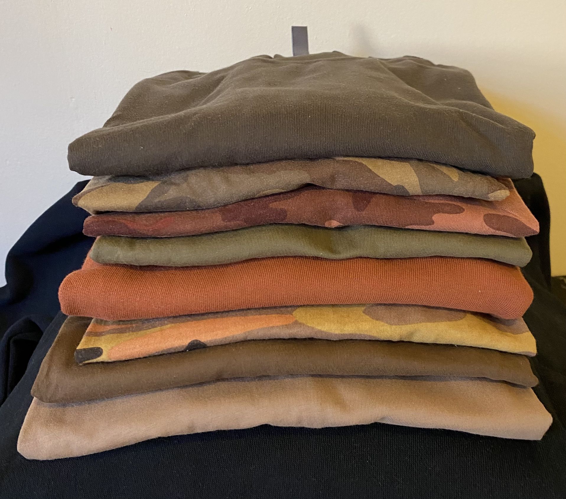 Bundle of 7 Men's T-shirts and 1 Sweatshirt