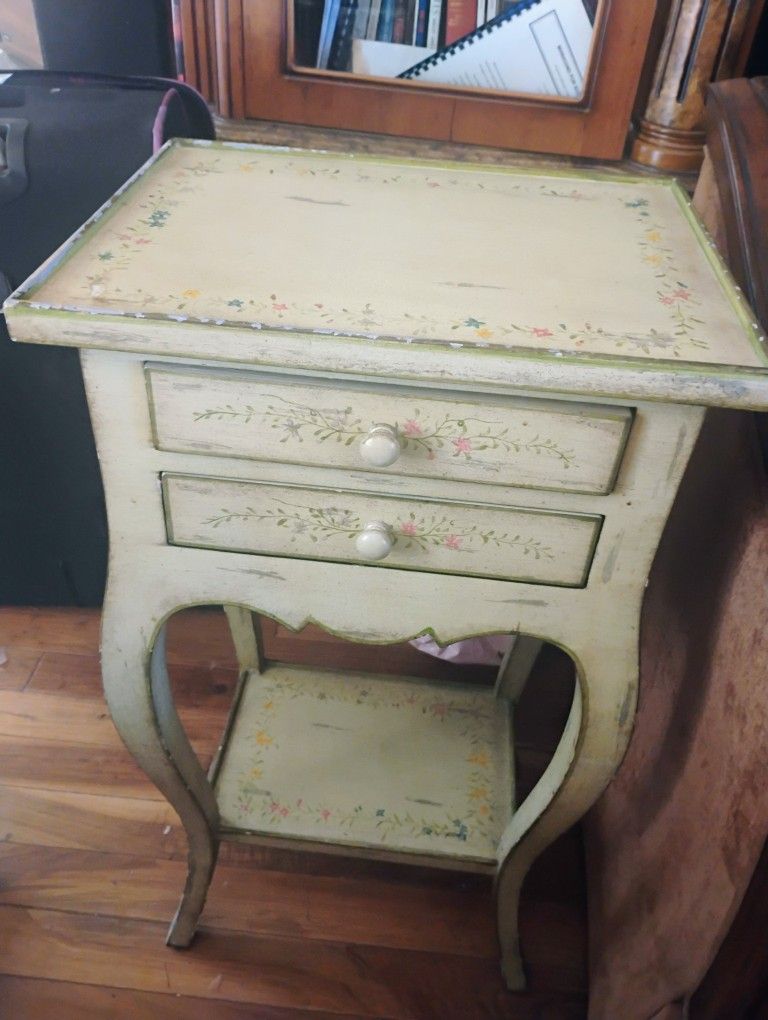 Beautiful Lloyd Table Stand