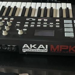 AKAI Professional MPK25 USB/MIDI Performance Keyboard 