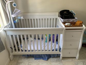 Crib with Changing table