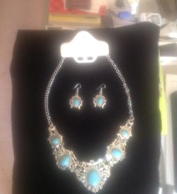 GORGEOUS TURQUOISE NECKLACE & EARRING SET