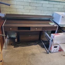 L-Shaped CORNER DESK! MOVES IN 2 PIECES