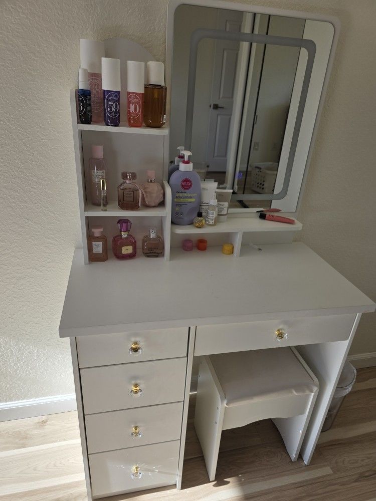Makeup vanity