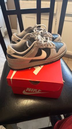 NIKE AIR SNEAKERS SIZE 8.5 MENS