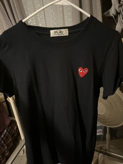 COMMEDESGARCONS BLACK WITH RED HEART T SHIRT
