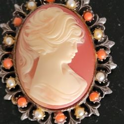 Large Vintage Cameo Pendant 