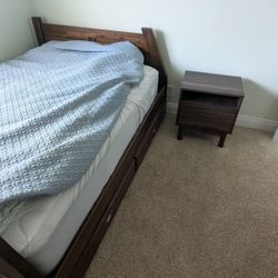 Full Bedroom Set, Bed, Dresser, Nightstand 