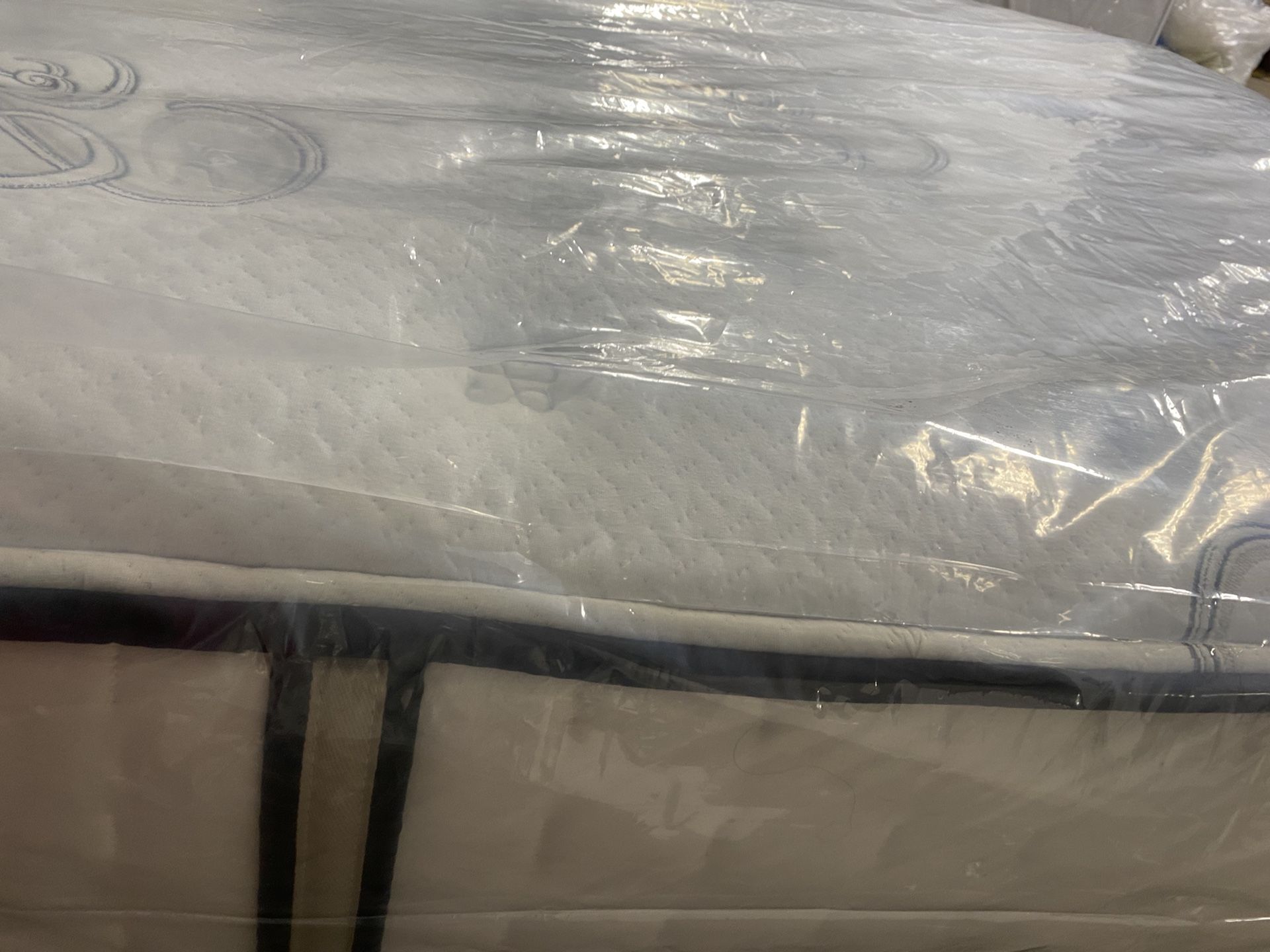 Mattress Stearns And Foster luxury Latex Queen Size for Sale in Chicago
