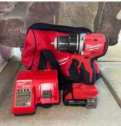 Milwaukee M18 18V Brushless Cordless 1/2 in. Compact Drill/Driver + 2.0 Battery + Charger & Bag