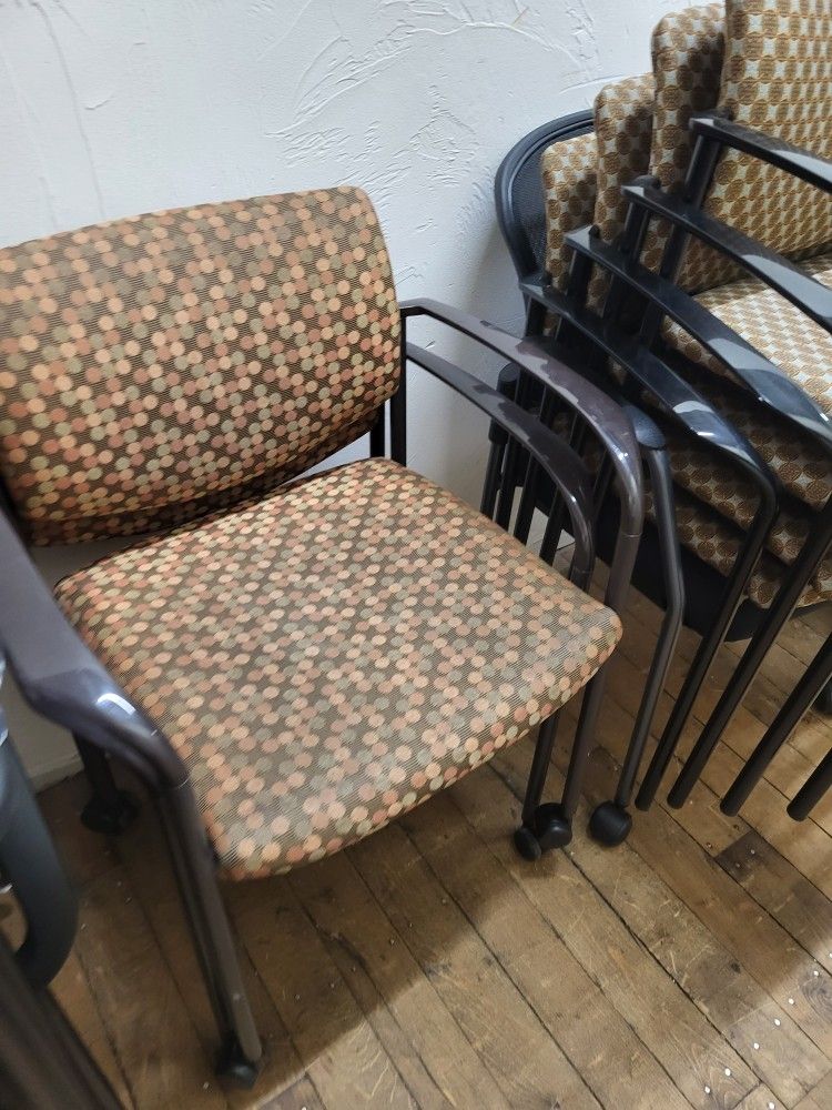 56 STACK-UP CHAIRS WITH/WITHOUT WHEELS (HOME17)