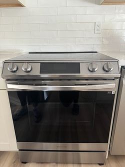 Samsung 30-in wide electric range with air fry
