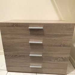 Modern 4-Drawer Dresser - Oak / Driftwood Finish - Excellent Condition. 