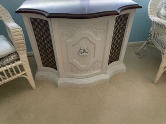 Antique radio. Works