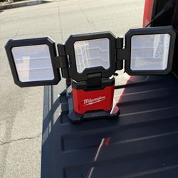 M18 18-Volt Lithium-Ion Cordless 4500 Lumens ROVER Dual Power Triple-Panel Flood & Area Light (Tool-Only)