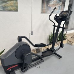 Life Fitness X3 Elliptical – Commercial Quality Home Cardio