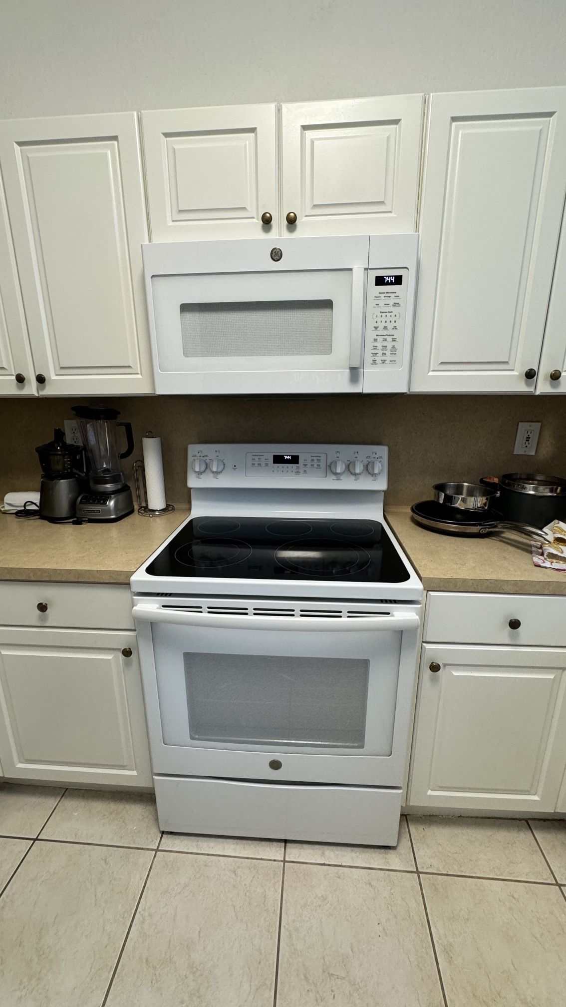 GE Electric Range And Over-the-Range Microwave