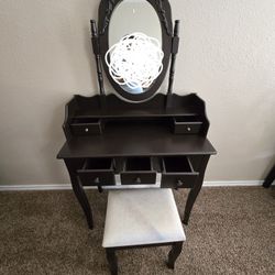 5 Drawer Vanity With Chair