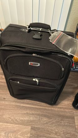 Delsey black med luggage 35$ pk up Everett Mall way