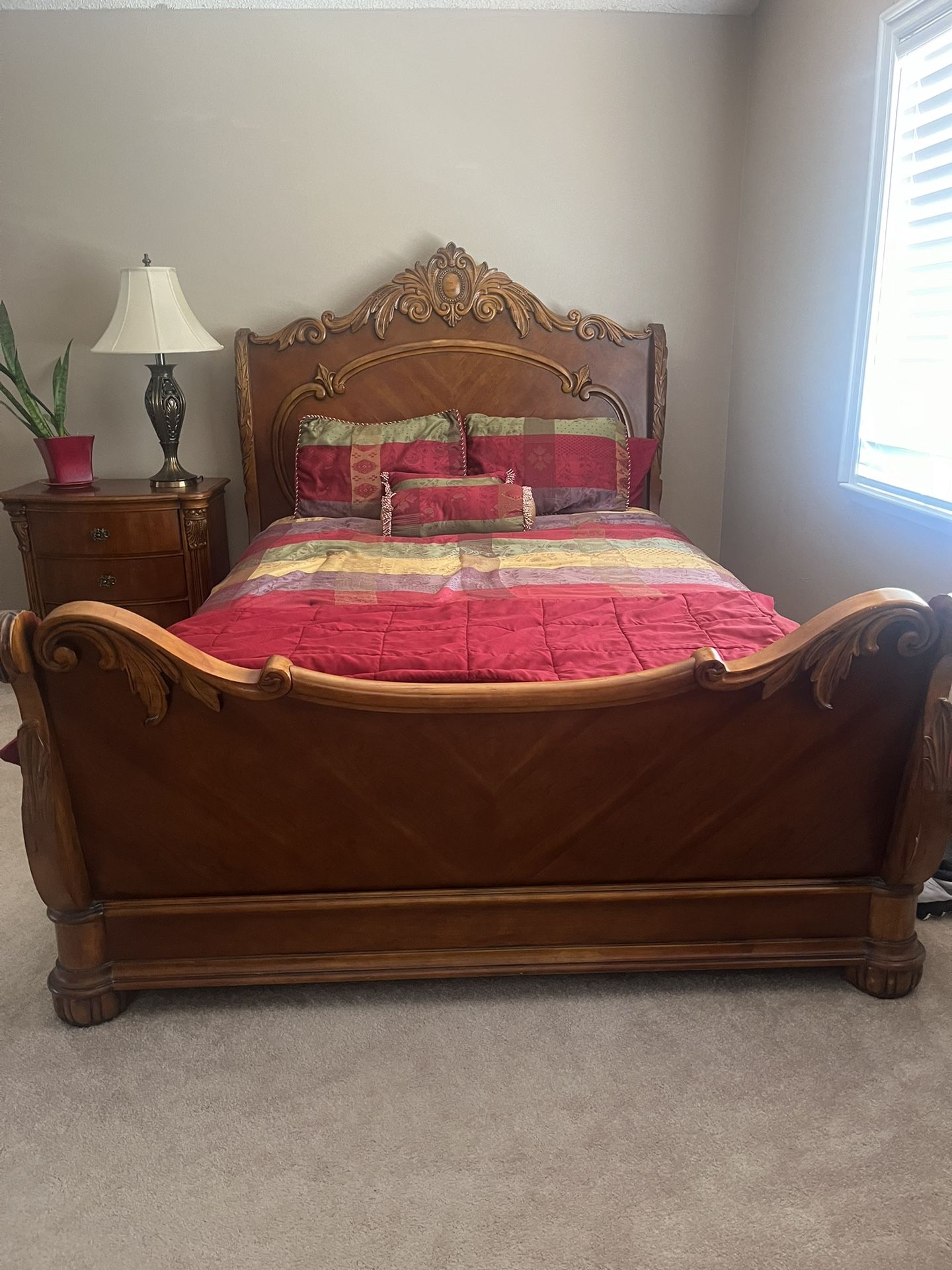 Pulaski Queen Bed Edwardian W/nightstand