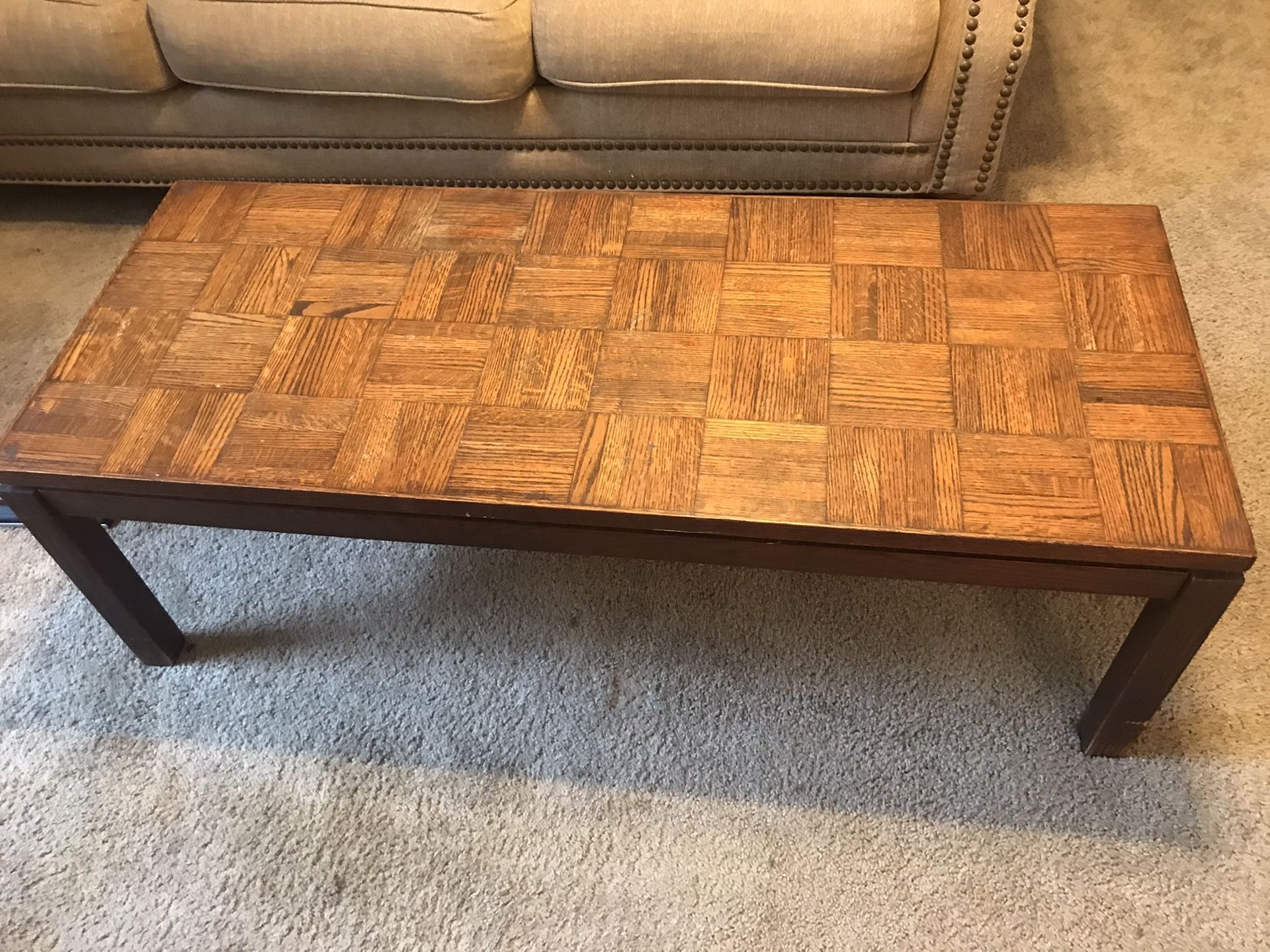 Coffee table with side tables and lamps