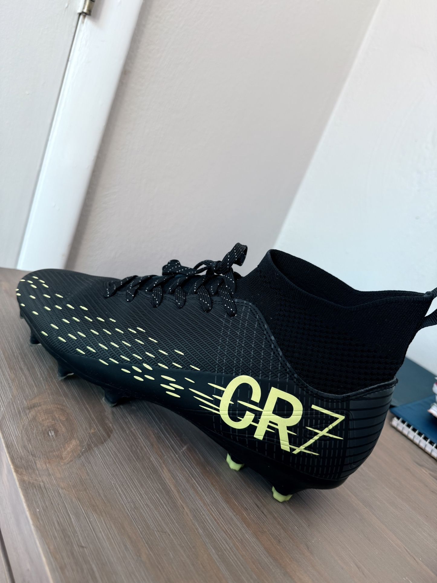Men’s CR7 soccer shoes / size 11