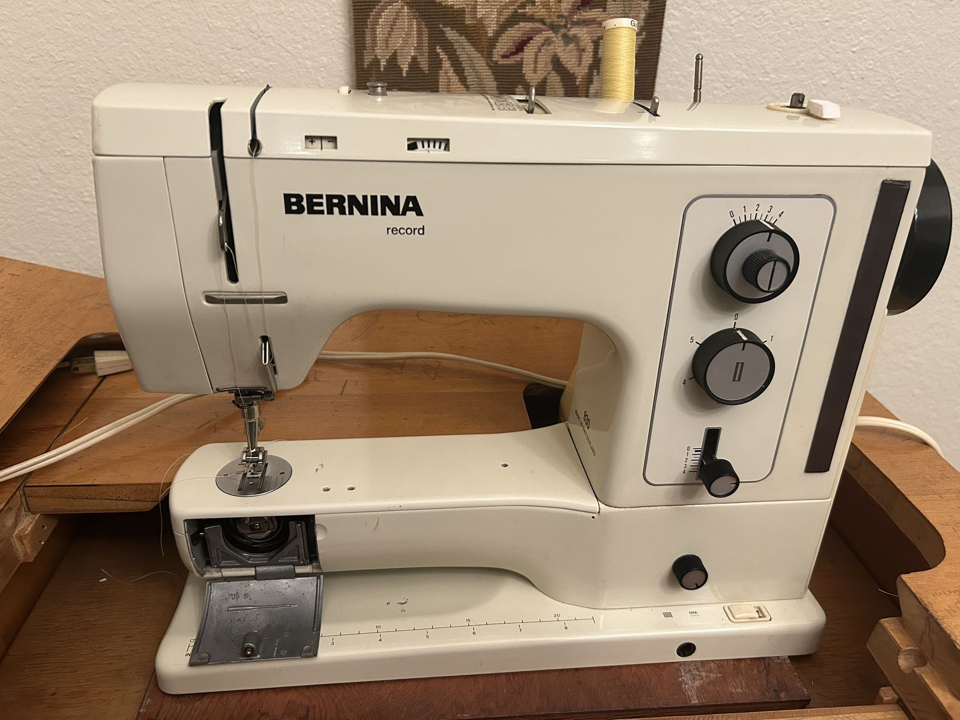 Bernina 830 Record + Desk