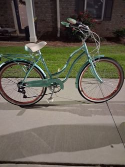 Woman's 7 speed Schwinn Perla cruiser