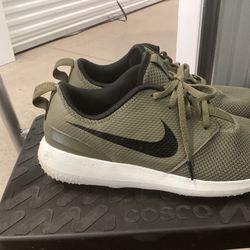 Olive Green  Nike Medium Size 8.5 Comfortable Nike Shoe By Roshe G.