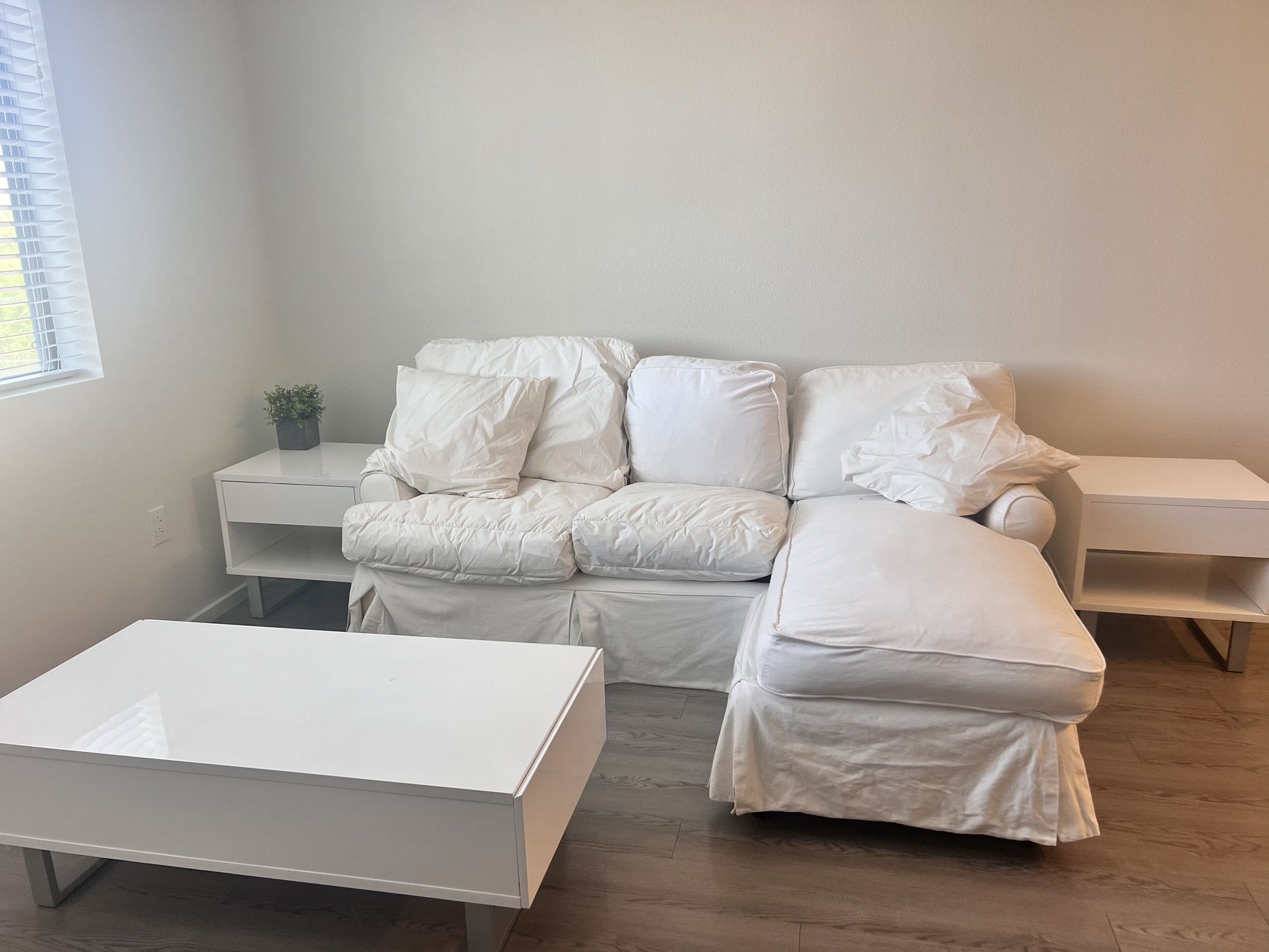 White Sofa Couch/Queen size Sleeper