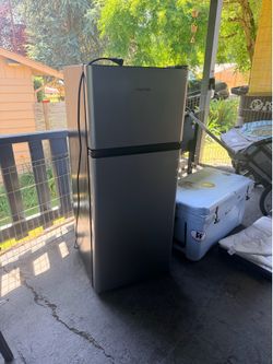 Hisense 4.4 cu ft fridge with freezer