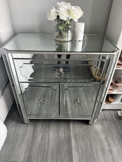 Set Of 2-Elegant Mirrored Nightstands Like New