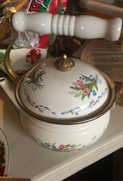 Very cute te pot perfect for kitchen and house decoration