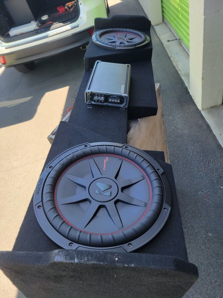 UNAS BOCINAS KICKER Y AMPLIFIER