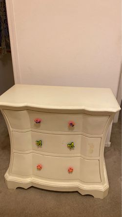 Kids small dresser with cute knobs (off white- cream )