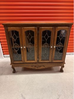 Vintage Oak Display Cabinet w/ Decorative Glass Doors – Great Condition