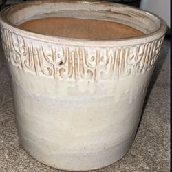 Beautiful ceramic detailed plant pot w/ drainage hole.   Very heavy, beautiful & in excellent condition.  Cross posted   Meet up & cash only