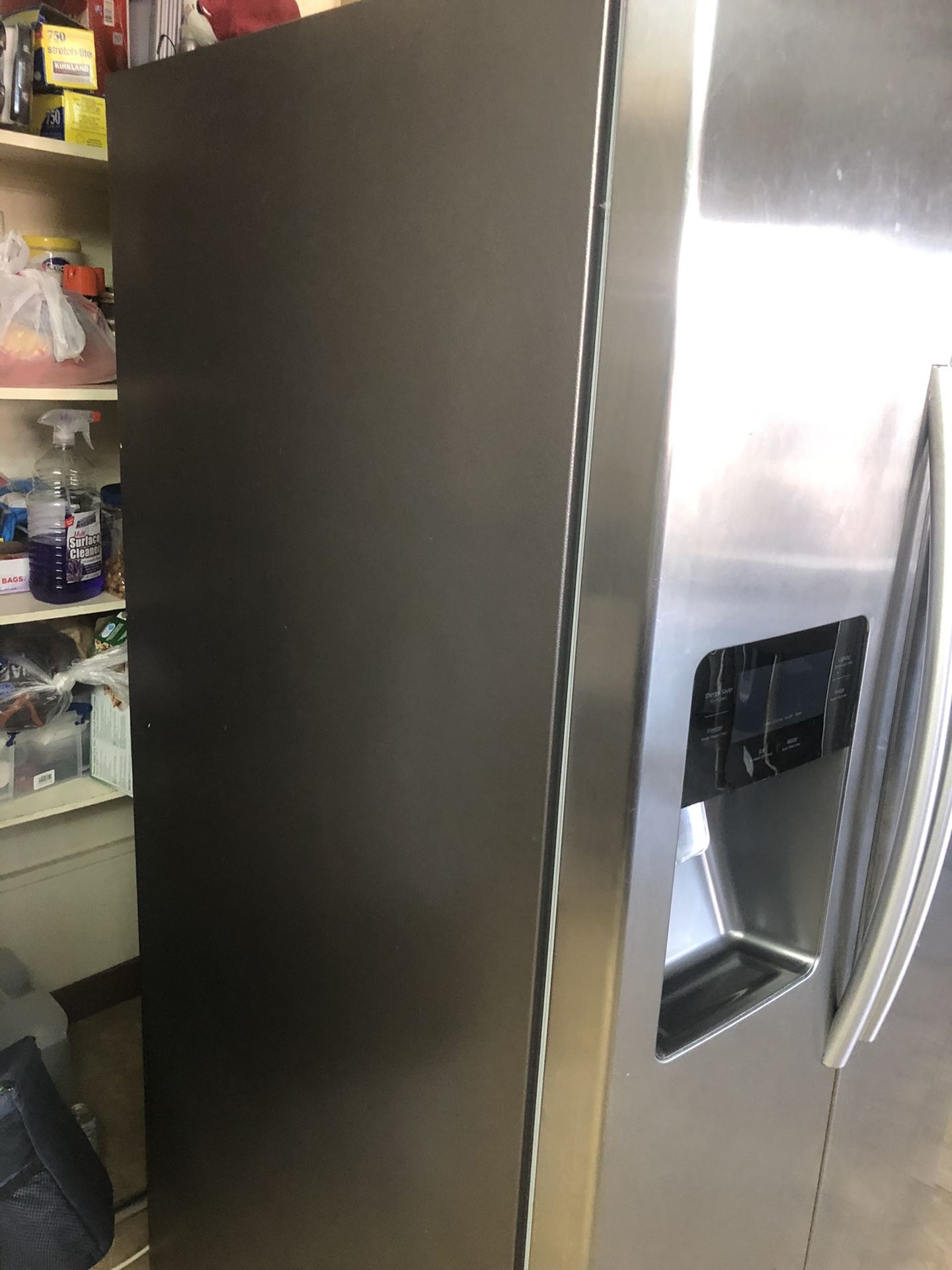 Samsung refrigerator ,side by side, ice maker.dual cooling for Sale in