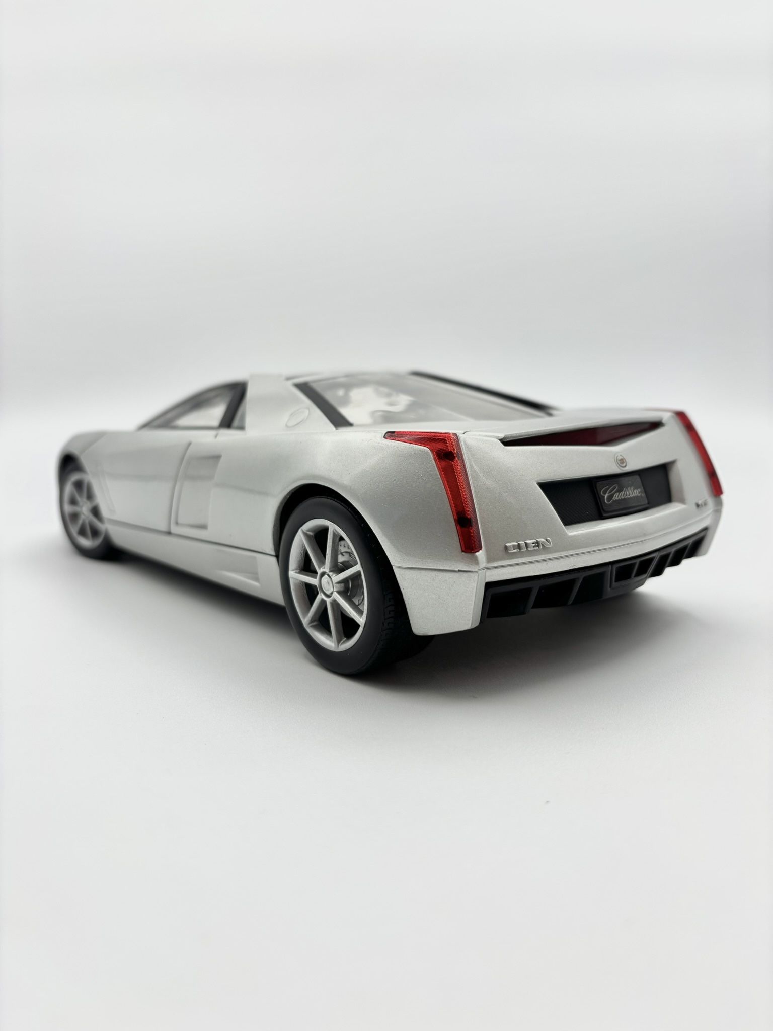 2002 Cadillac Cien Concept Car, 1:18 diecast model car from